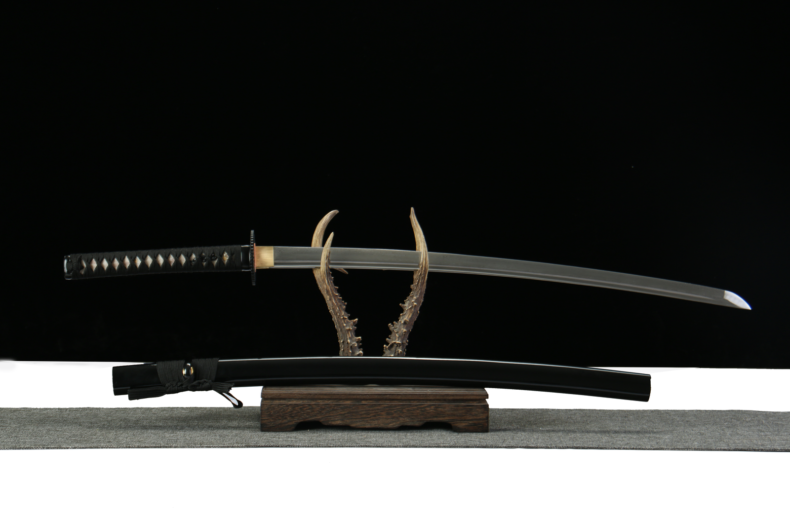 Patterned steel - pure hand-forged samurai sword - green leather sheath - iron harness - black feather