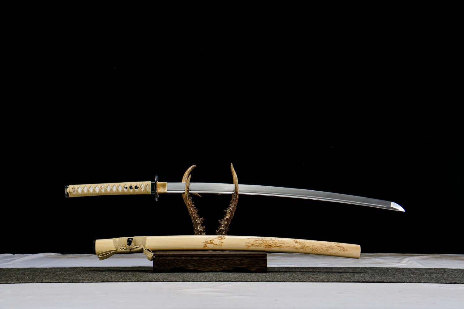 IMG_3811 1065 steel - pure hand-forged samurai sword - green leather sheath - iron fittings - Qingying