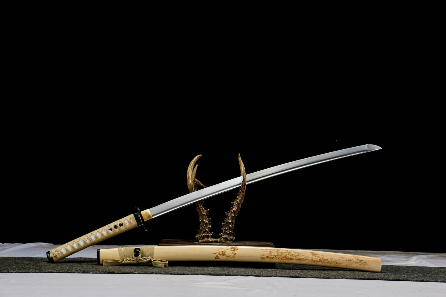 IMG_3814 1065 steel - pure hand-forged samurai sword - green leather sheath - iron fittings - Qingying