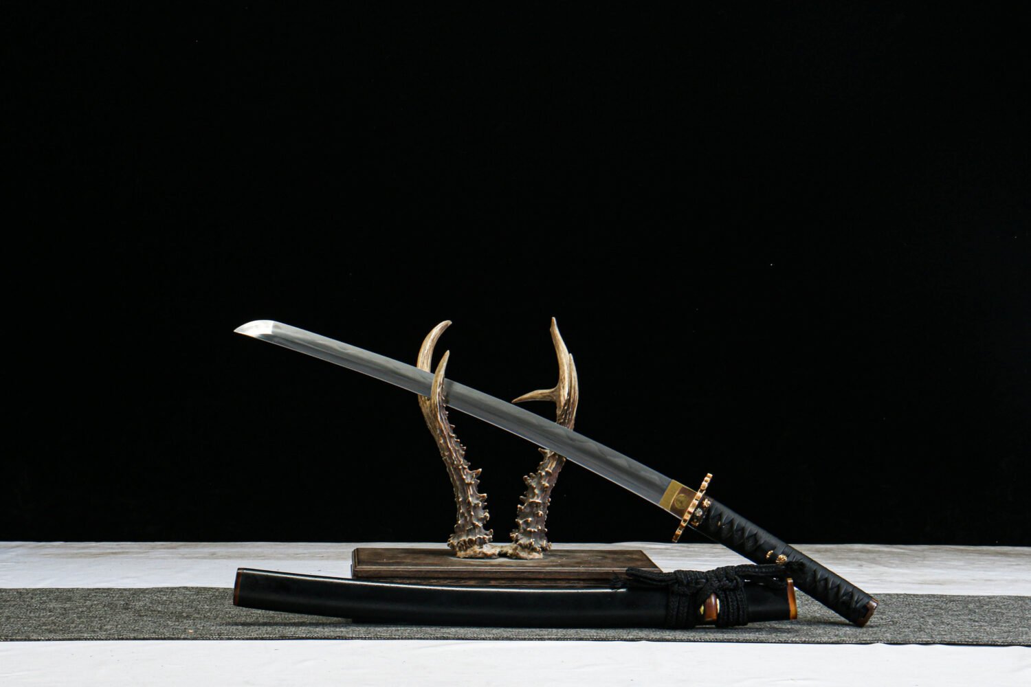 1060 steel - pure hand-forged samurai sword - earth-covered and burned blade - green leather sheath - copper-plated gilded silver - orchid