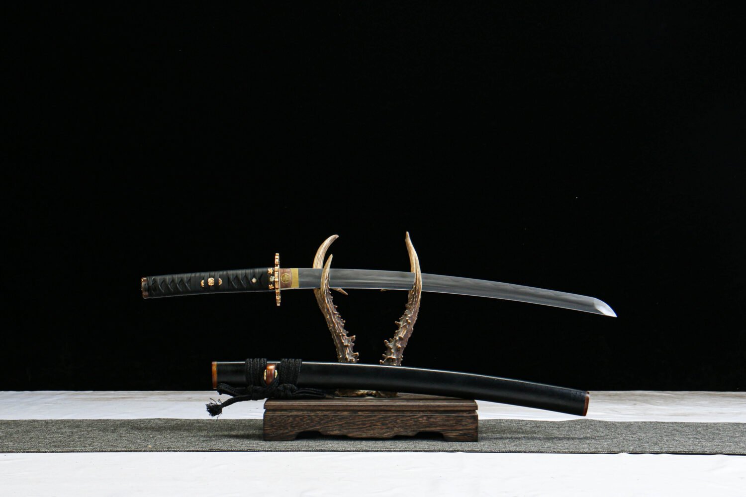 1060 steel - pure hand-forged samurai sword - earth-covered and burned blade - green leather sheath - copper-plated gilded silver - orchid