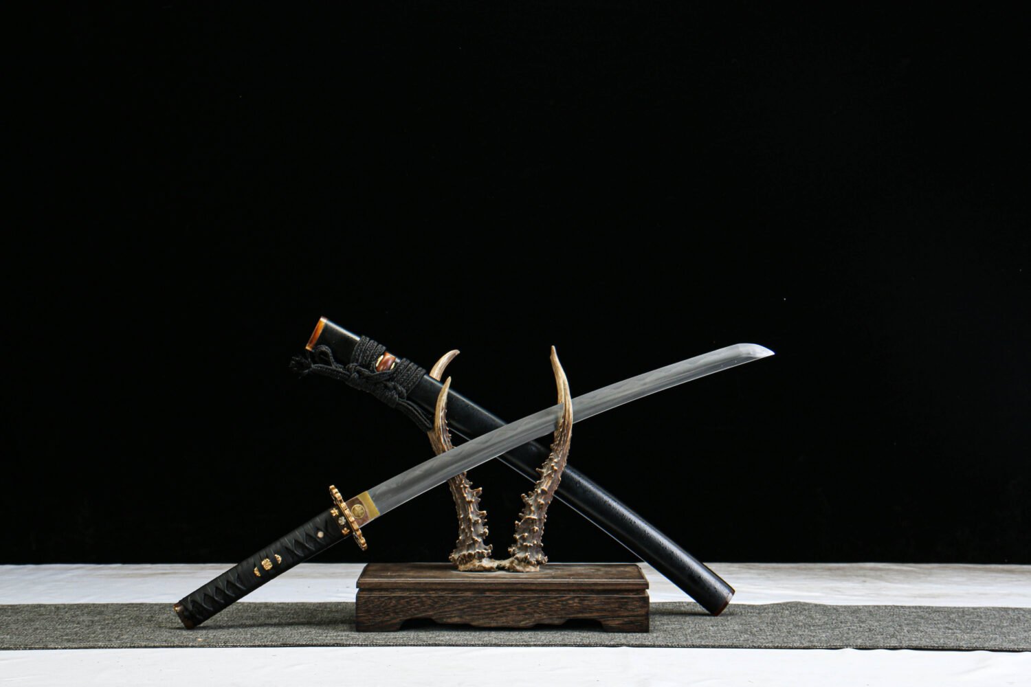 1060 steel - pure hand-forged samurai sword - earth-covered and burned blade - green leather sheath - copper-plated gilded silver - orchid