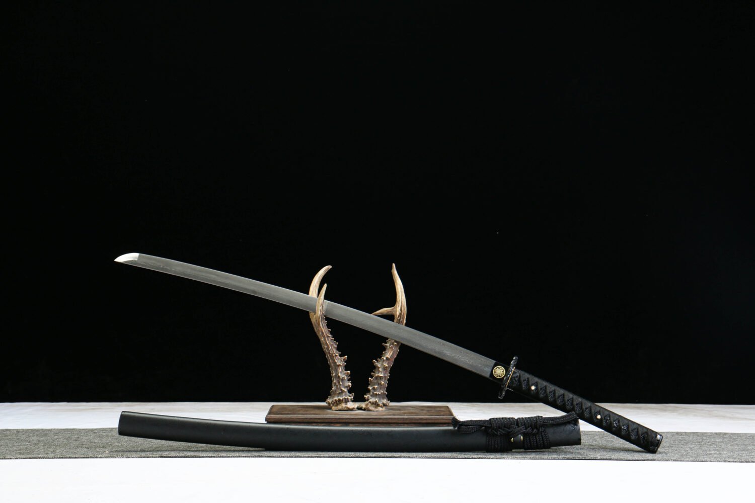 Patterned Steel - Handmade Japanese Katana - Green Leather Scabbard - Iron Harness - Black Sky