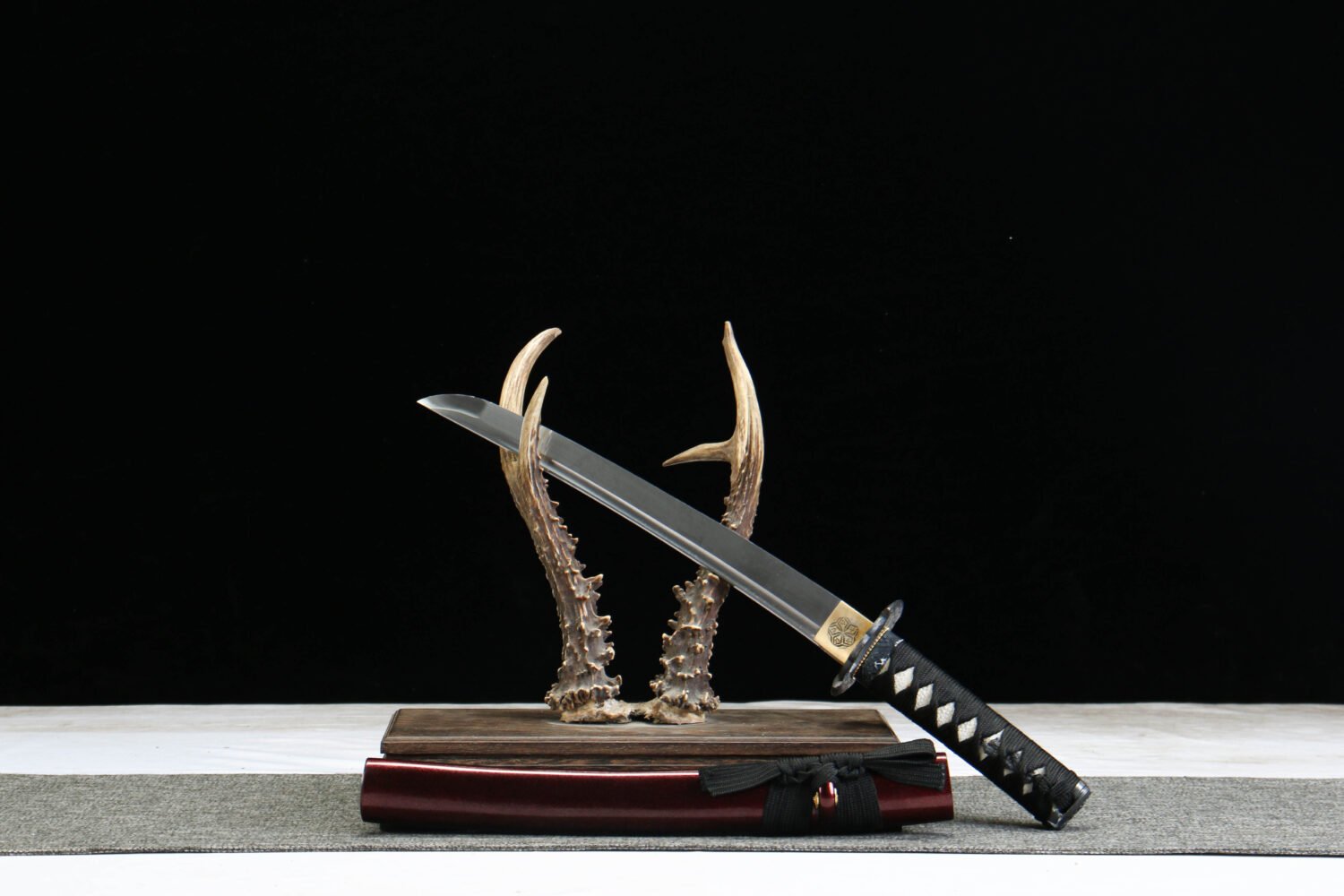 1065 steel - pure handmade Japanese katana - green leather sheath - zinc alloy fittings - red brocade