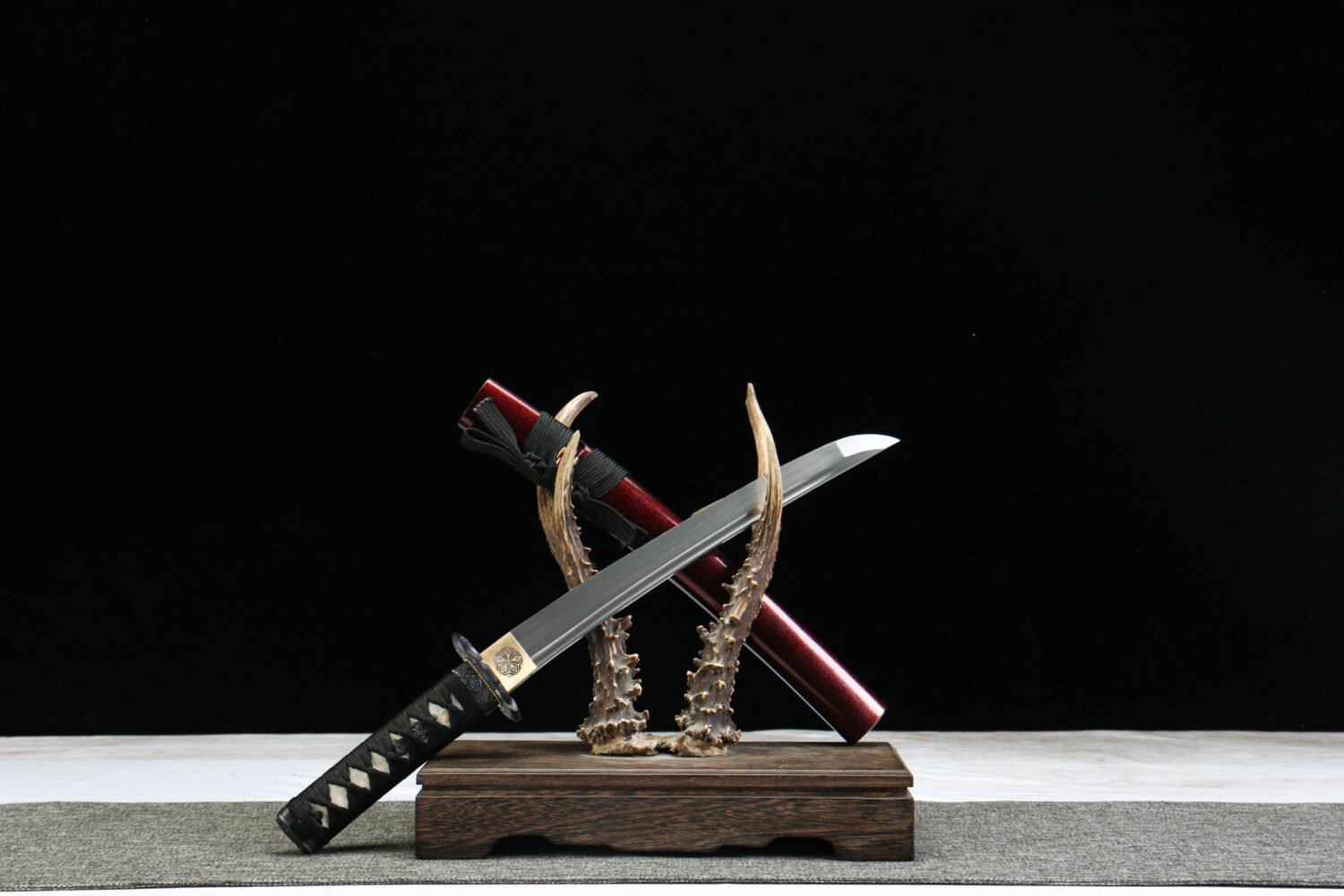 1065 steel - pure handmade Japanese katana - green leather sheath - zinc alloy fittings - red brocade