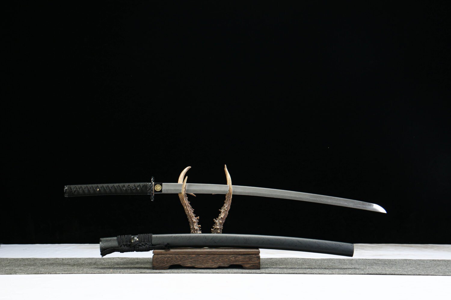 Patterned Steel - Handmade Japanese Katana - Green Leather Scabbard - Iron Harness - Black Sky