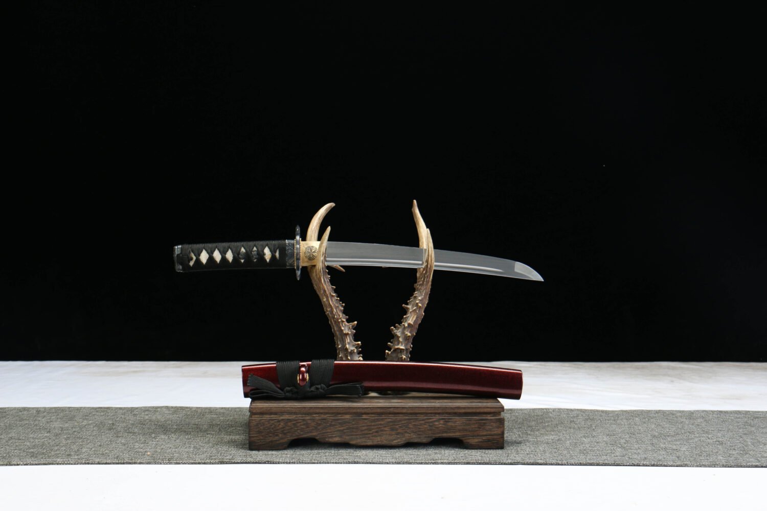 1065 steel - pure handmade Japanese katana - green leather sheath - zinc alloy fittings - red brocade