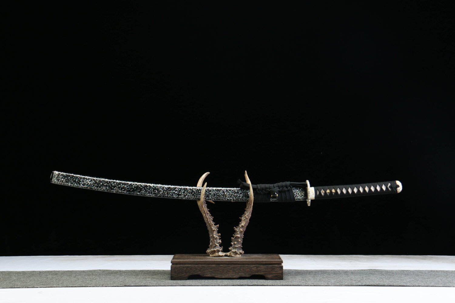 T10 steel - pure handmade Japanese katana - earth-covered burnished blade - T-shaped burnishing + 1-level grinding - green leather sheath - copper-plated gilded silver - starlight
