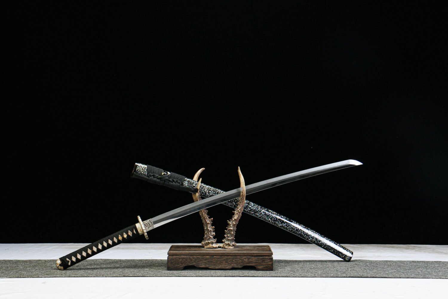 T10 steel - pure handmade Japanese katana - earth-covered burnished blade - T-shaped burnishing + 1-level grinding - green leather sheath - copper-plated gilded silver - starlight
