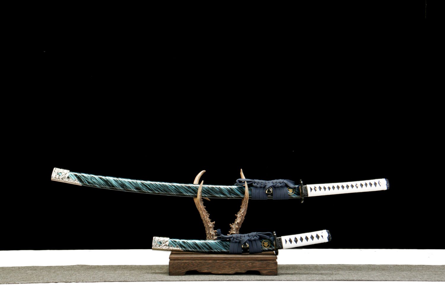 IMG_5155-2 T10 Steel - Hand-Forged Katana - Earth-Coated Blade - Green Leather Scabbard - Zinc Alloy Hardware - Ghost of Tsushima (Burning Blade)