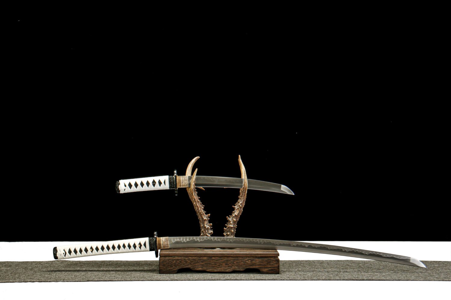 IMG_5160-2 T10 Steel - Hand-Forged Katana - Earth-Coated Blade - Green Leather Scabbard - Zinc Alloy Hardware - Ghost of Tsushima (Burning Blade)