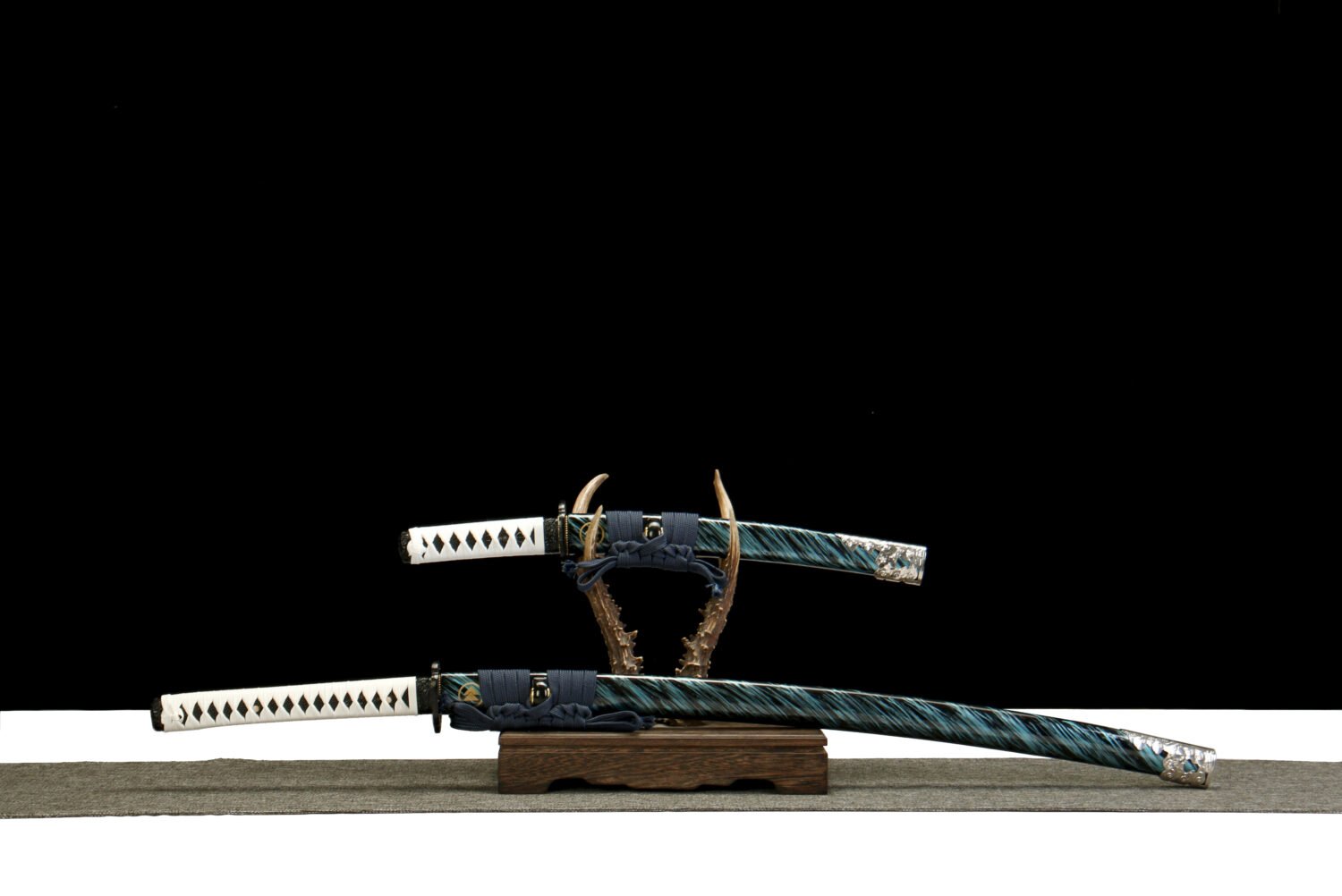 IMG_5162-2 T10 Steel - Hand-Forged Katana - Earth-Coated Blade - Green Leather Scabbard - Zinc Alloy Hardware - Ghost of Tsushima (Burning Blade)
