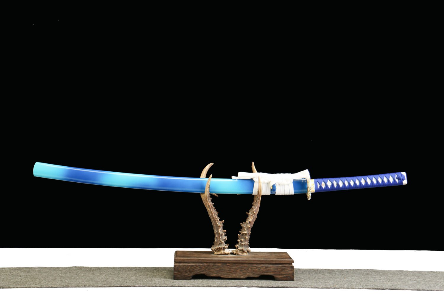 IMG_5624 1065 steel - pure handmade Japanese katana - green leather sheath - zinc alloy fittings - blue flame