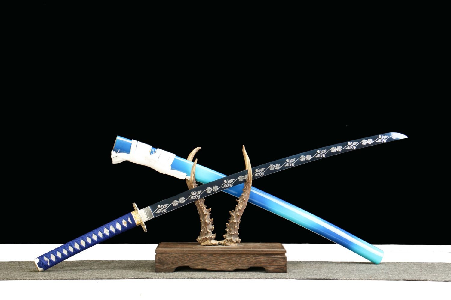 IMG_5657 1065 steel - pure handmade Japanese katana - green leather sheath - zinc alloy fittings - blue flame