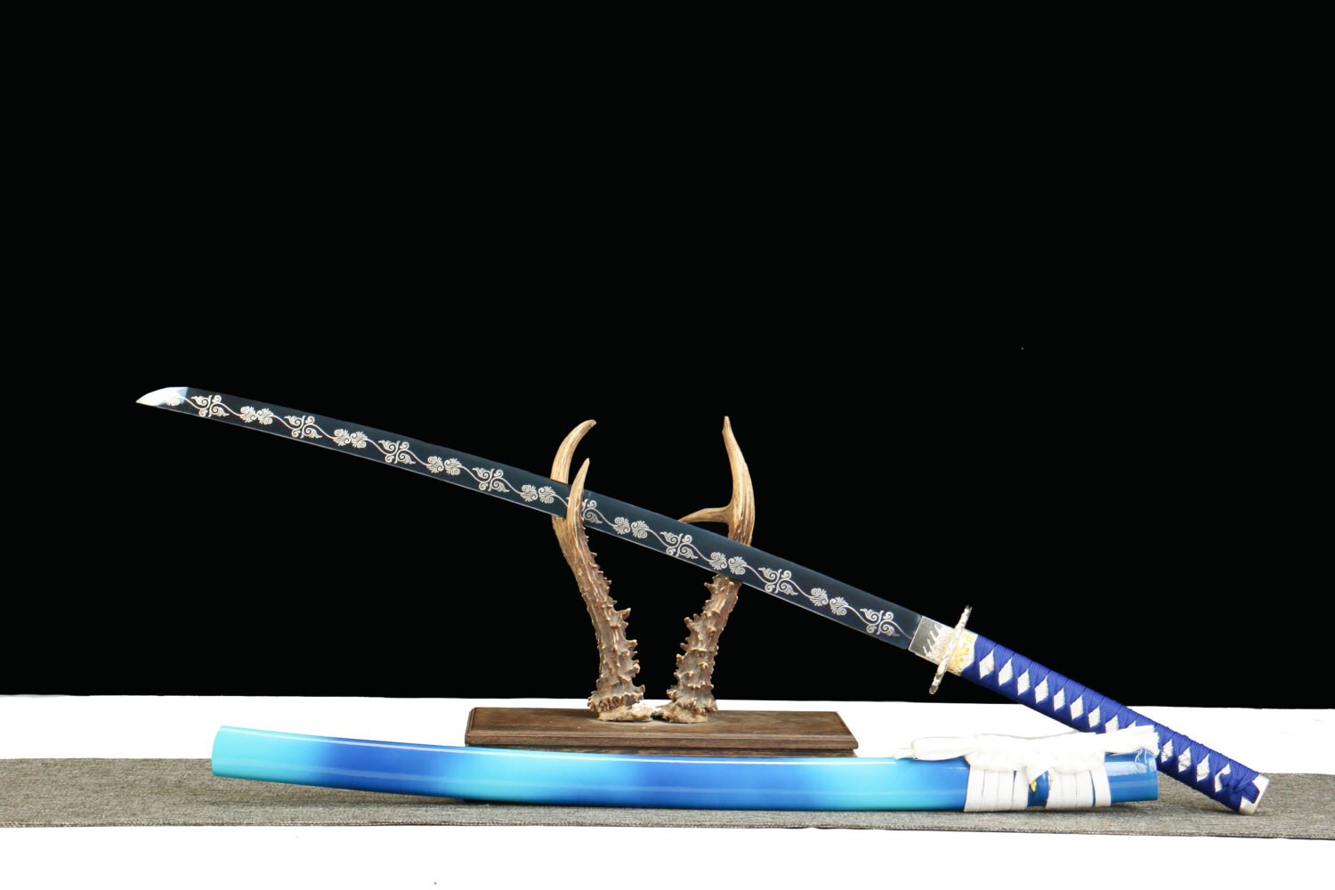 IMG_5659 1065 steel - pure handmade Japanese katana - green leather sheath - zinc alloy fittings - blue flame