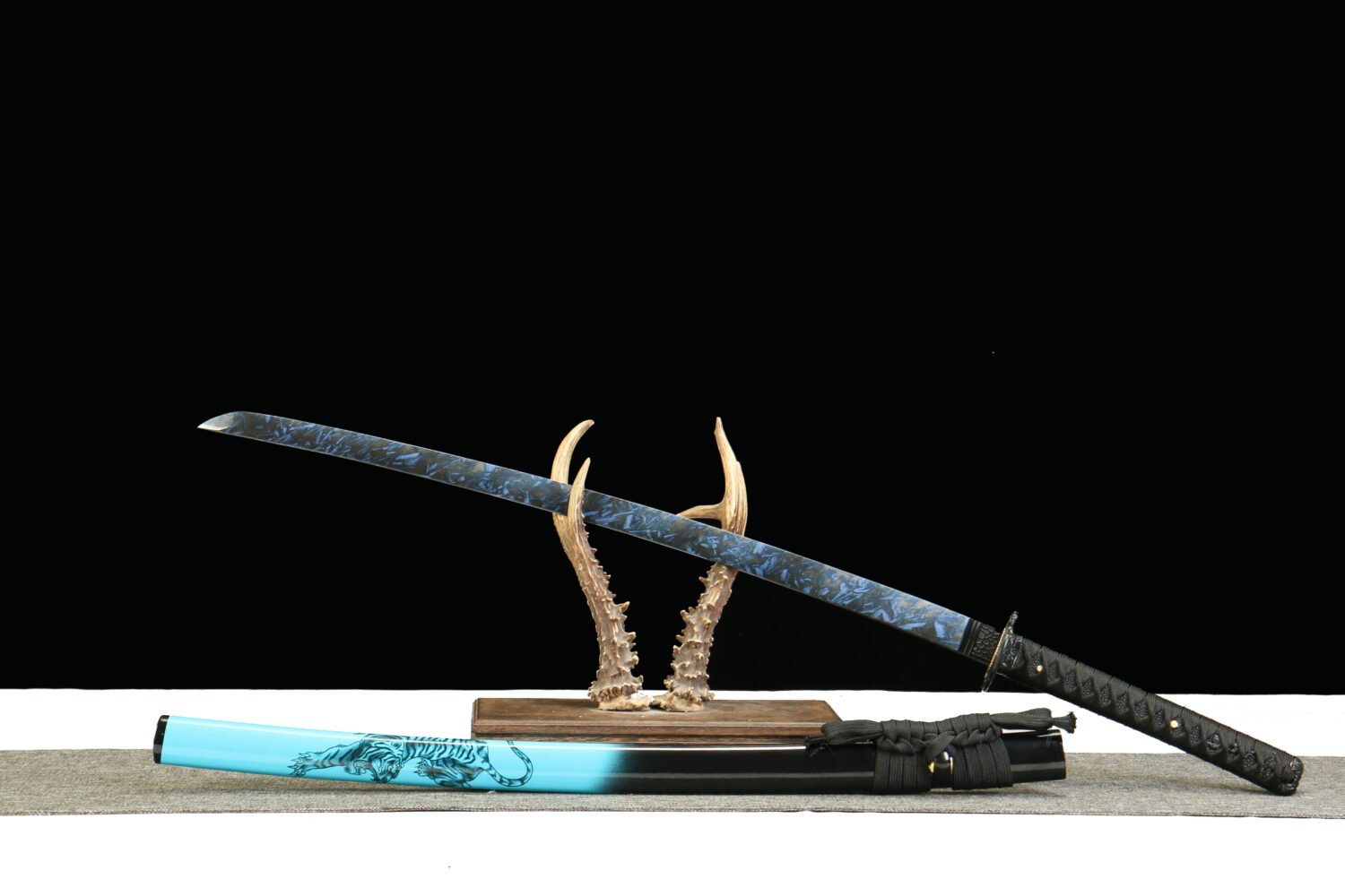 1045 steel - pure handmade Japanese katana - green leather sheath - zinc alloy fittings - Dusk Fang