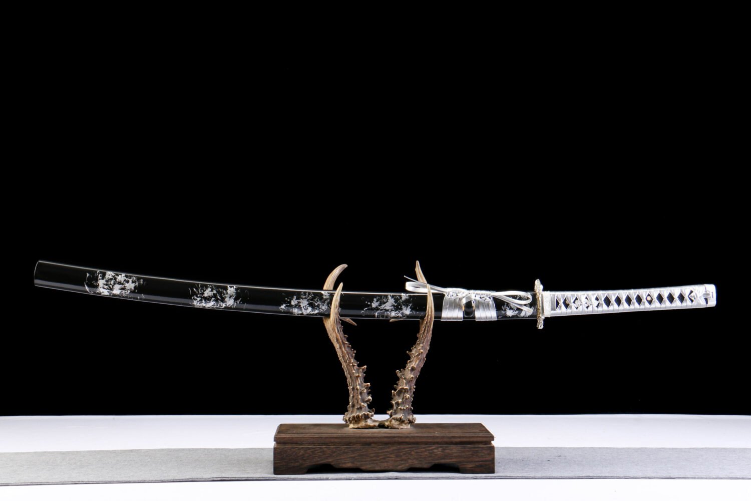 IMG_5696 1065 steel - pure hand-forged samurai sword - iron fittings - green leather sheath - black - silver skeleton