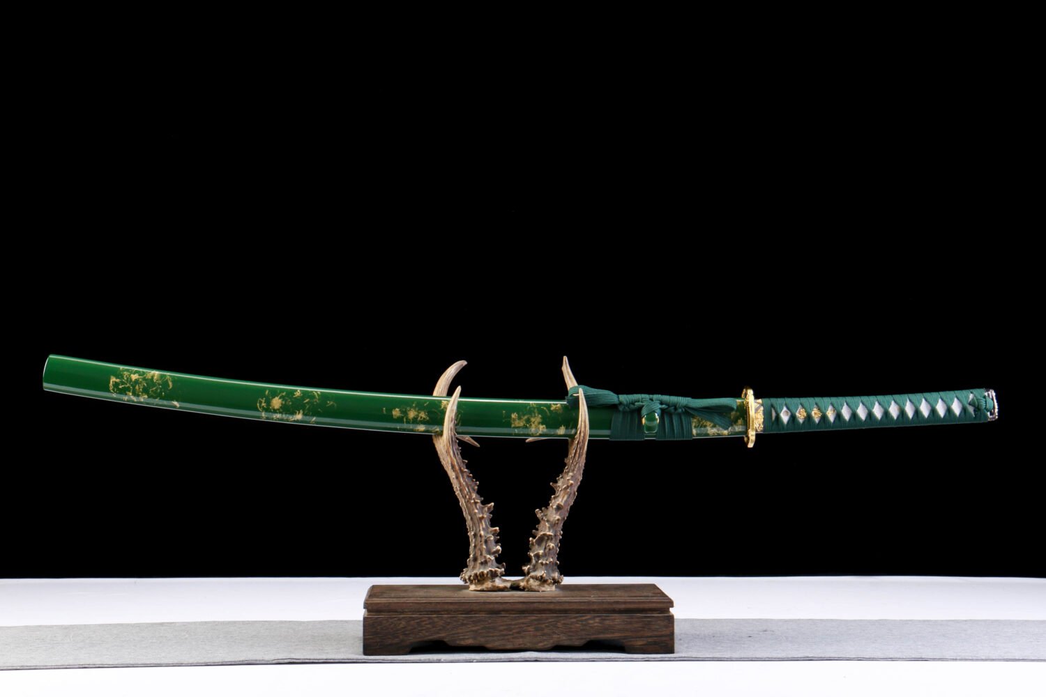 IMG_5698 1065 steel - pure hand-forged samurai sword - iron fittings - green leather sheath - green - emerald gold blade