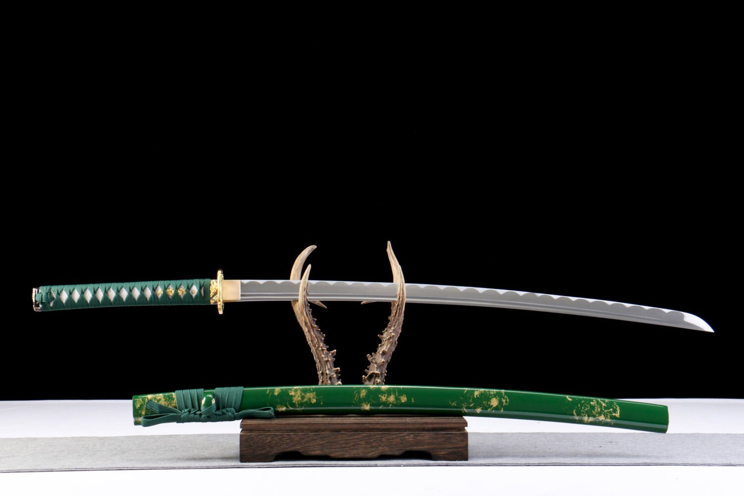 IMG_5699 1065 steel - pure hand-forged samurai sword - iron fittings - green leather sheath - green - emerald gold blade