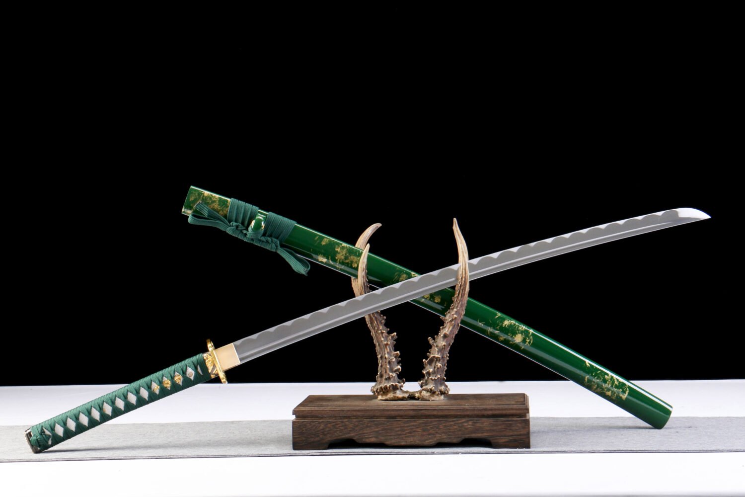 IMG_5708 1065 steel - pure hand-forged samurai sword - iron fittings - green leather sheath - green - emerald gold blade