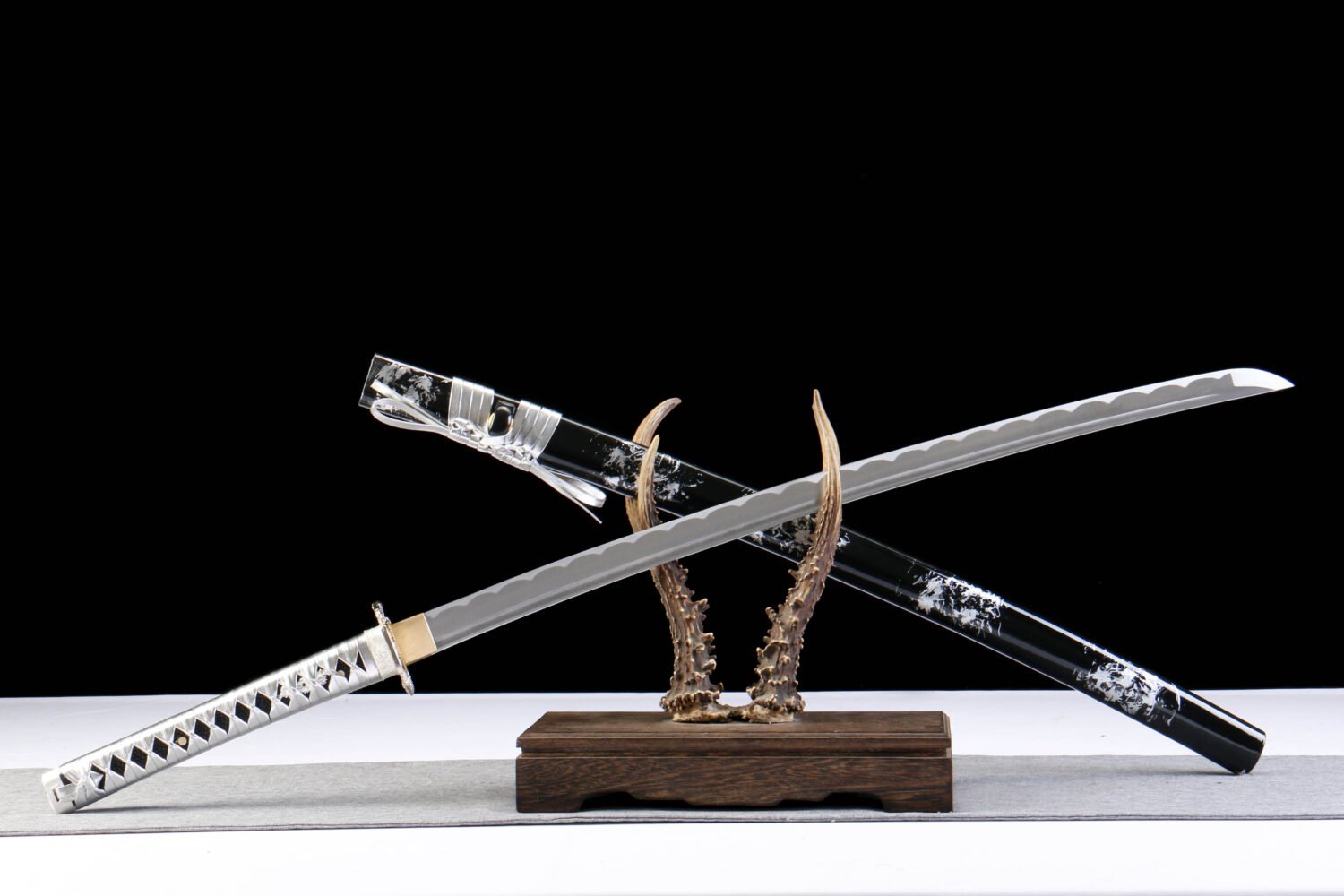 IMG_5710 1065 steel - pure hand-forged samurai sword - iron fittings - green leather sheath - black - silver skeleton