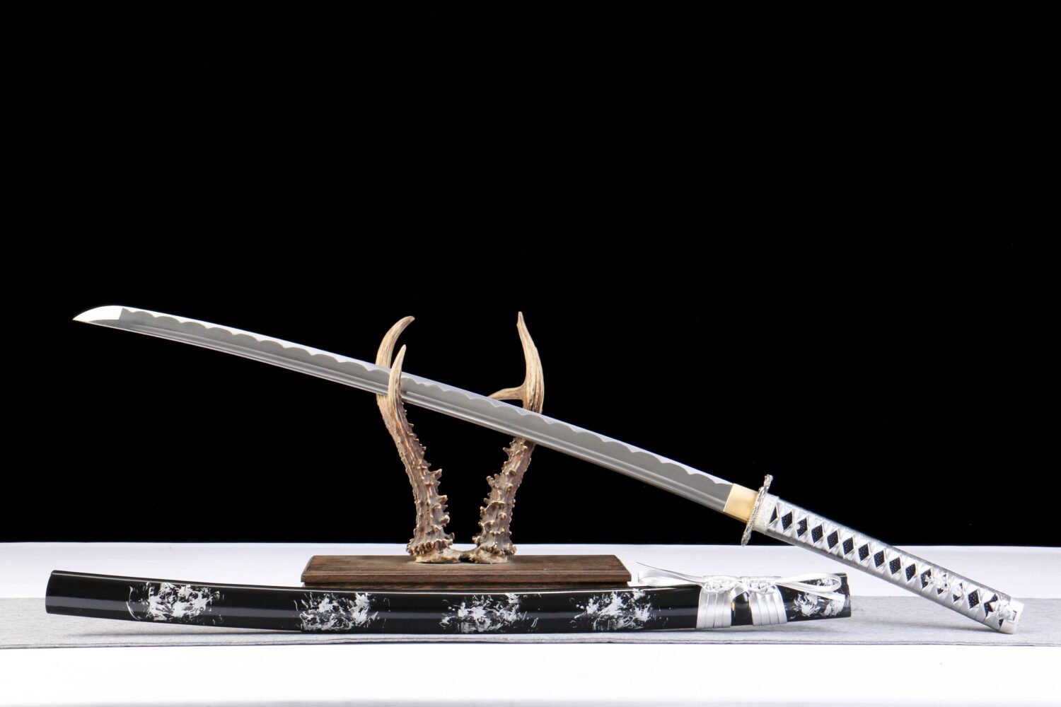 IMG_5720 1065 steel - pure hand-forged samurai sword - iron fittings - green leather sheath - black - silver skeleton