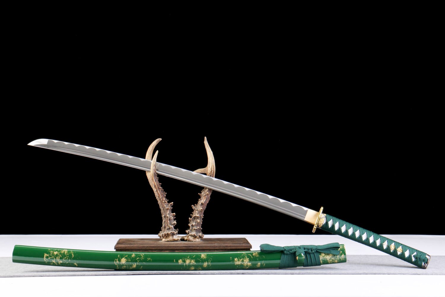 IMG_5722 1065 steel - pure hand-forged samurai sword - iron fittings - green leather sheath - green - emerald gold blade