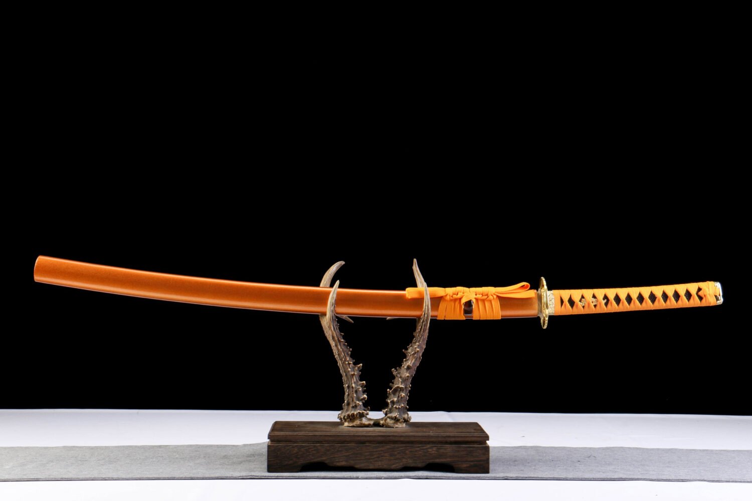 IMG_5829 1065 steel - pure handmade Japanese katana - iron fittings - green leather sheath - gold - red light