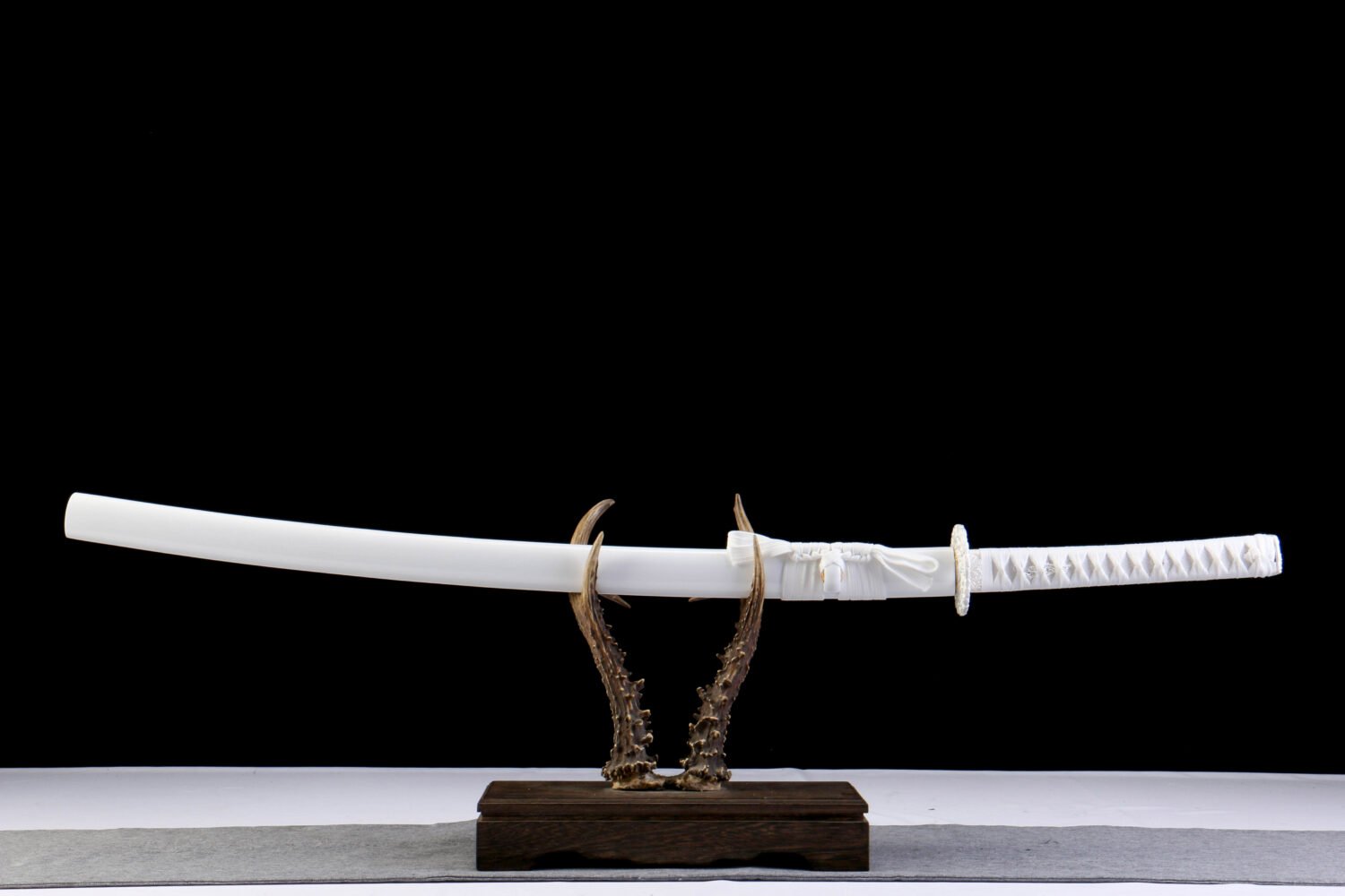 1065 steel - pure handmade Japanese katana - iron fittings - green leather sheath - white - snow