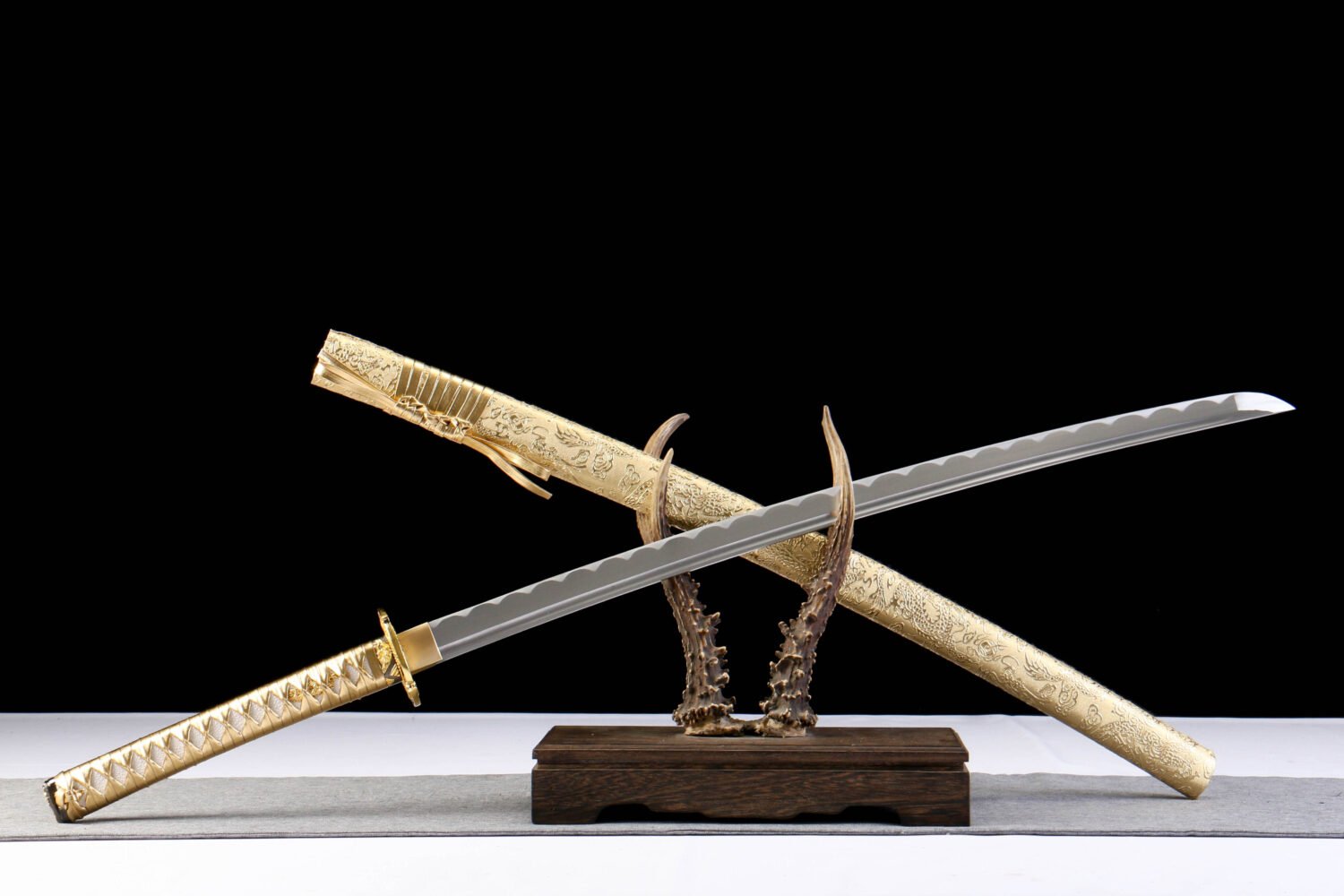 IMG_5845 1065 steel - pure handmade Japanese samurai sword - iron fittings - green leather sheath - gold - golden dragon