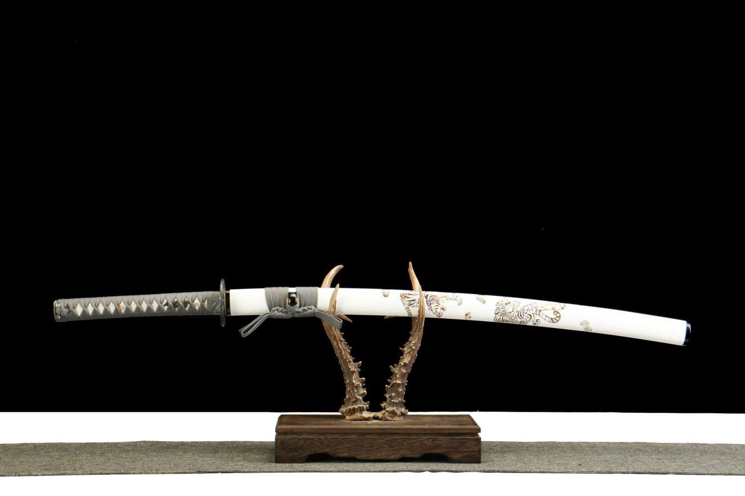 IMG_5907 1065 steel - pure handmade Japanese katana - green leather sheath - zinc alloy fittings - White Tiger Roar