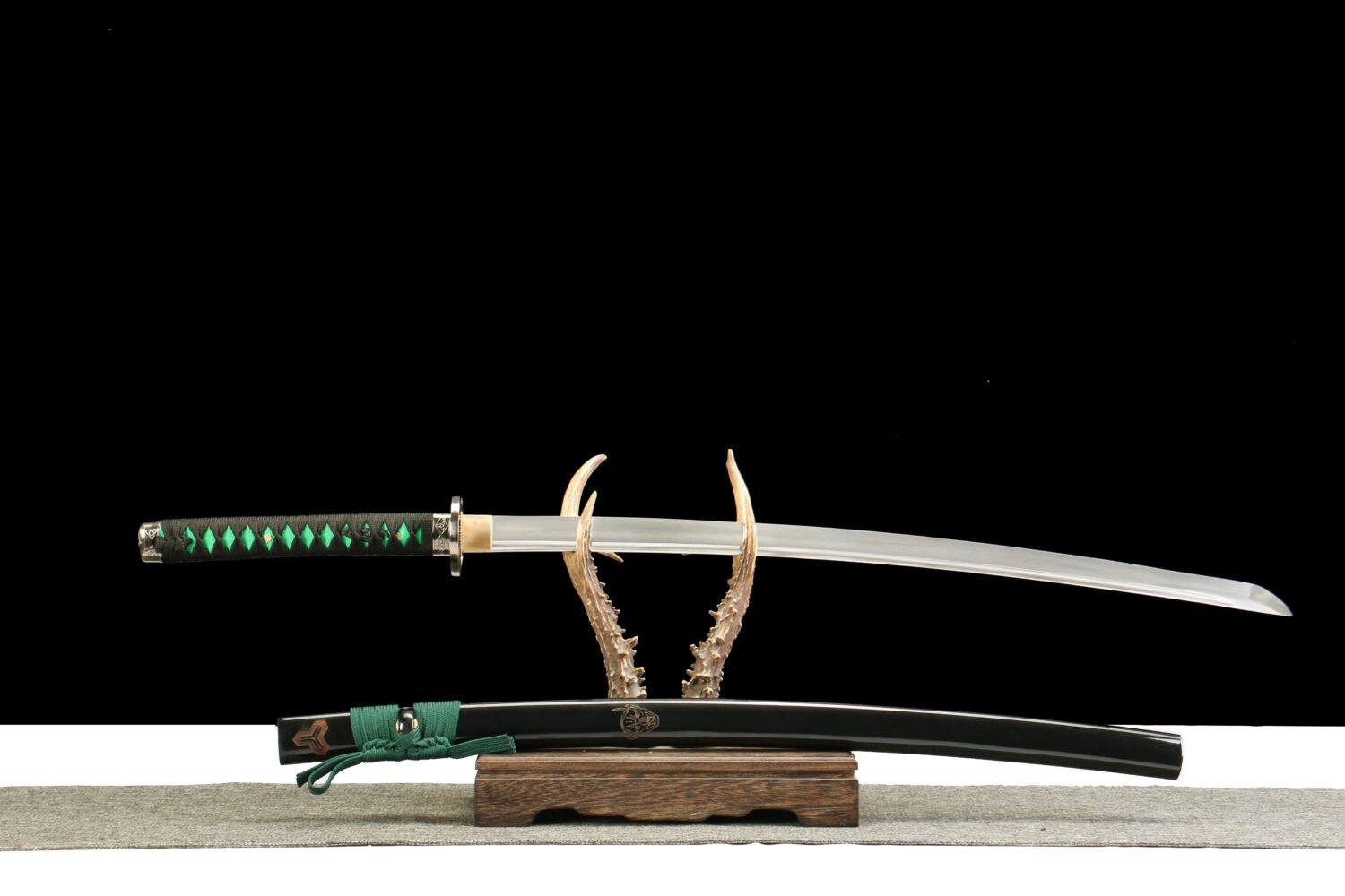 IMG_5916 1065 steel - pure hand-forged samurai sword - green leather sheath - zinc alloy fittings - blue silk