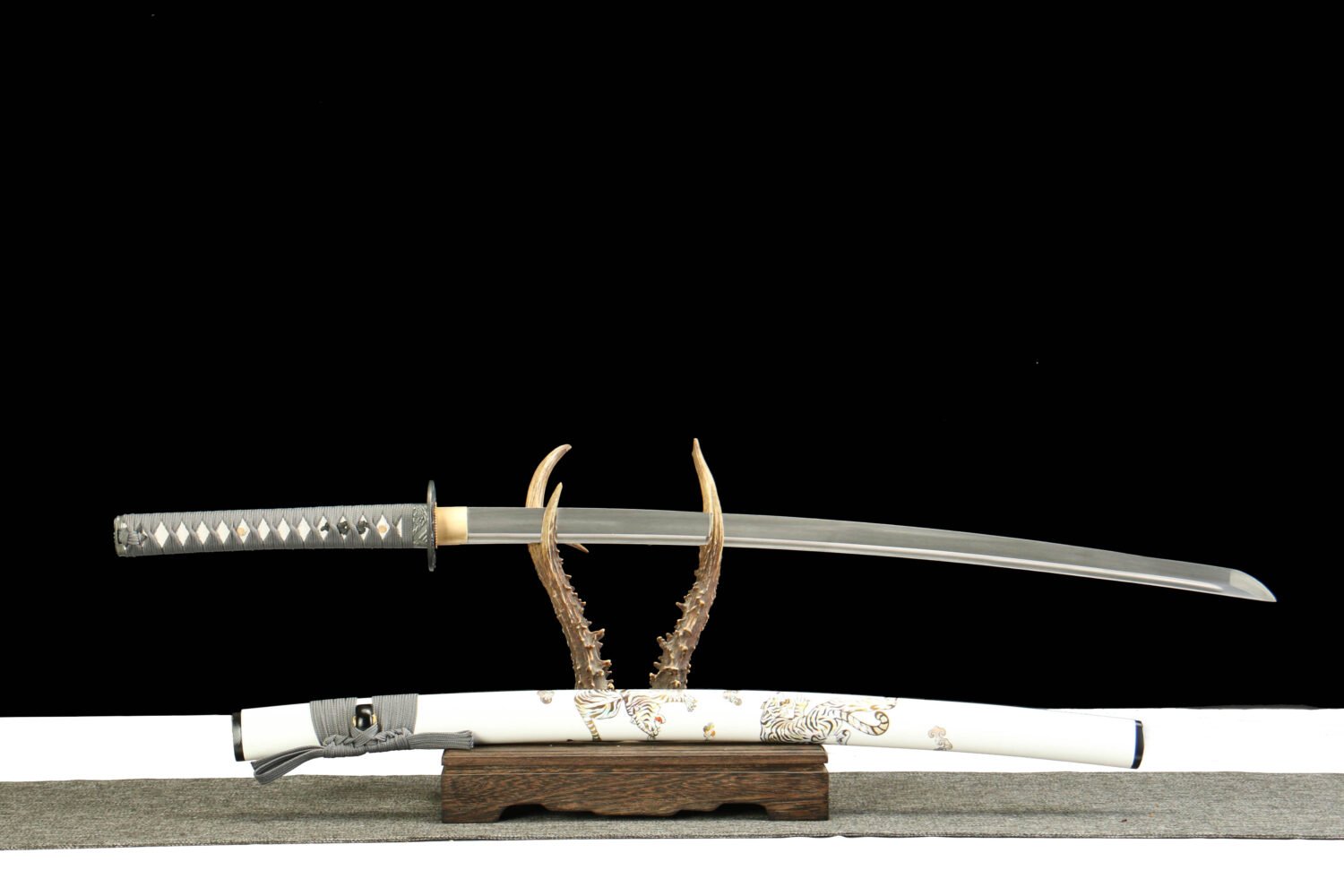 IMG_5928 1065 steel - pure handmade Japanese katana - green leather sheath - zinc alloy fittings - White Tiger Roar