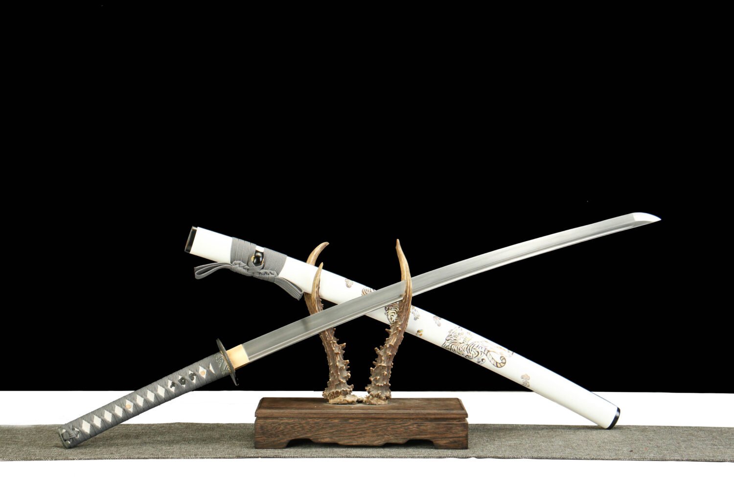 IMG_5933 1065 steel - pure handmade Japanese katana - green leather sheath - zinc alloy fittings - White Tiger Roar