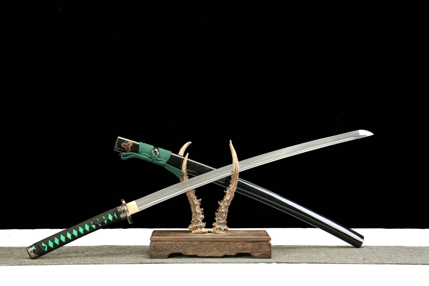 IMG_5940 1065 steel - pure hand-forged samurai sword - green leather sheath - zinc alloy fittings - blue silk