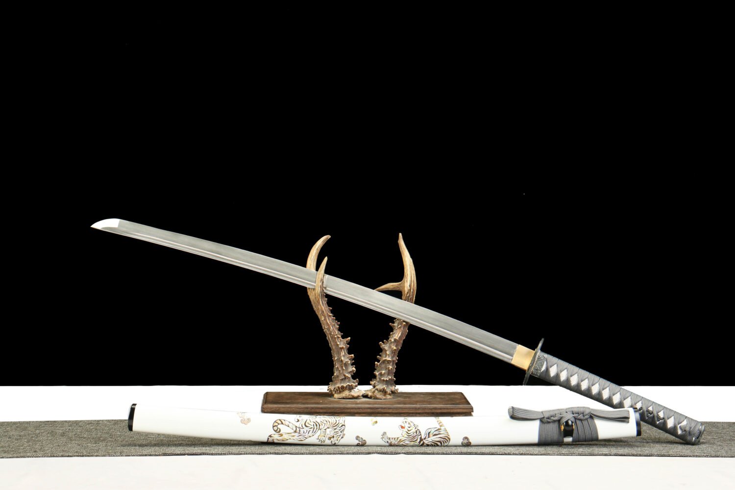 IMG_5953 1065 steel - pure handmade Japanese katana - green leather sheath - zinc alloy fittings - White Tiger Roar