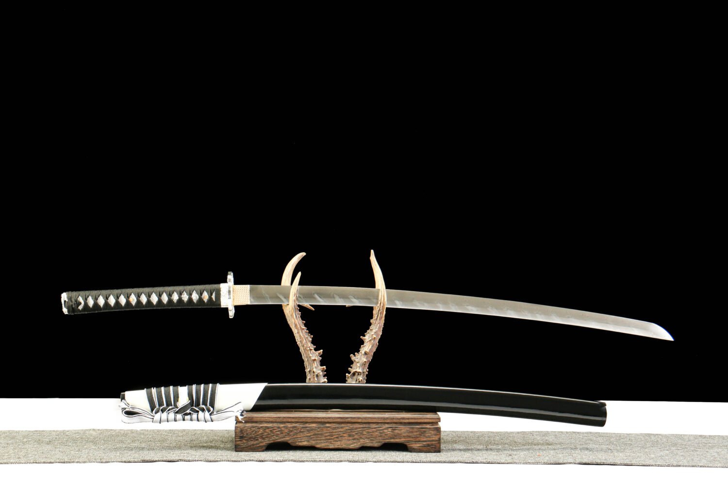 Damascus steel, pure handmade Japanese katana, green leather sheath, twisted pattern, silver plating, frosted magnificent
