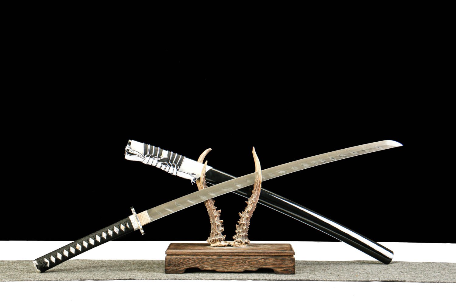 Damascus steel, pure handmade Japanese katana, green leather sheath, twisted pattern, silver plating, frosted magnificent