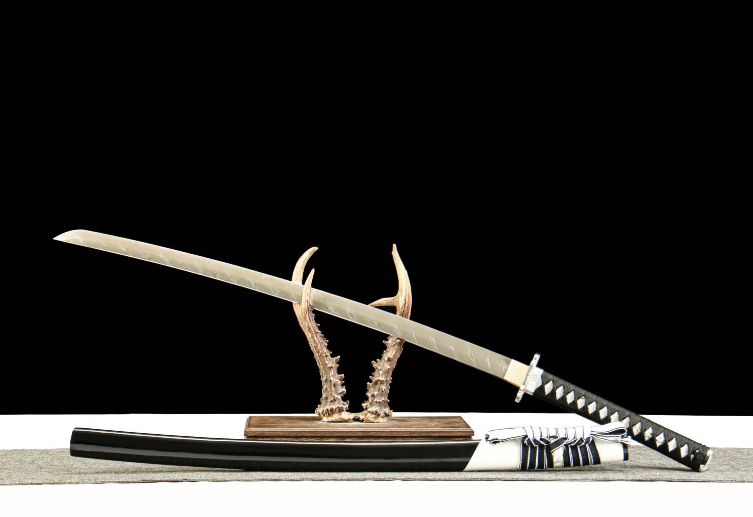 Damascus steel, pure handmade Japanese katana, green leather sheath, twisted pattern, silver plating, frosted magnificent