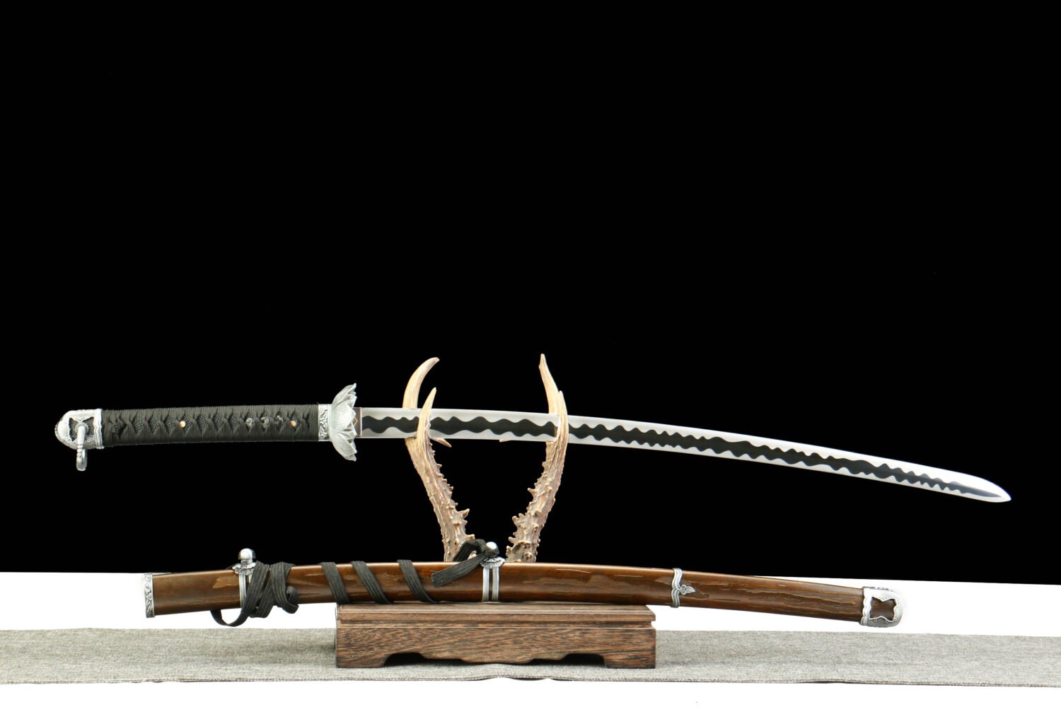 IMG_6511 1065 steel - pure handmade Japanese samurai sword - green leather sheath - zinc alloy fittings - immortal sword