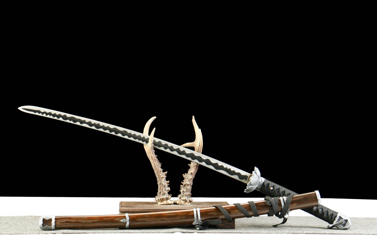 IMG_6514 1065 steel - pure handmade Japanese samurai sword - green leather sheath - zinc alloy fittings - immortal sword