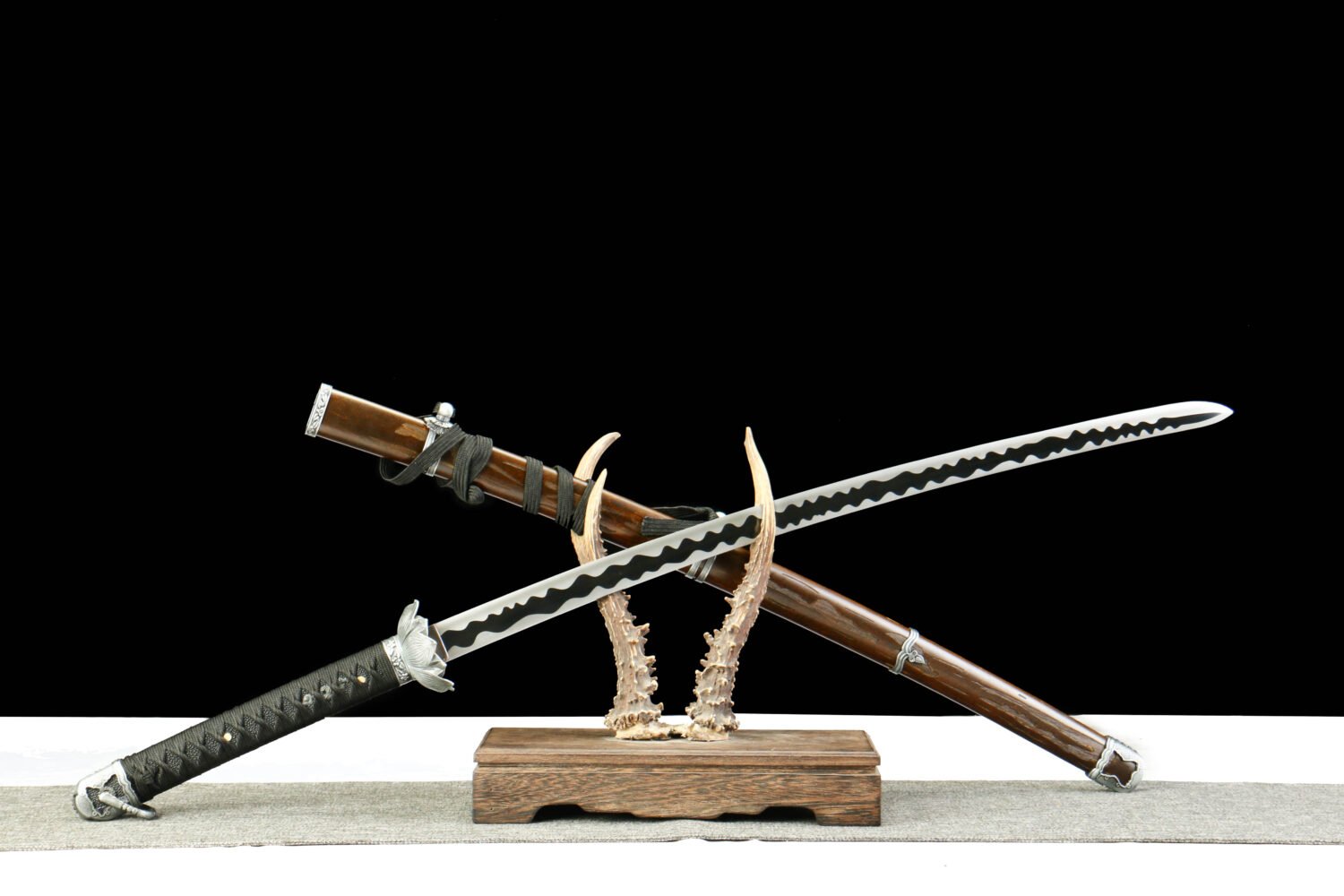 IMG_6517 1065 steel - pure handmade Japanese samurai sword - green leather sheath - zinc alloy fittings - immortal sword