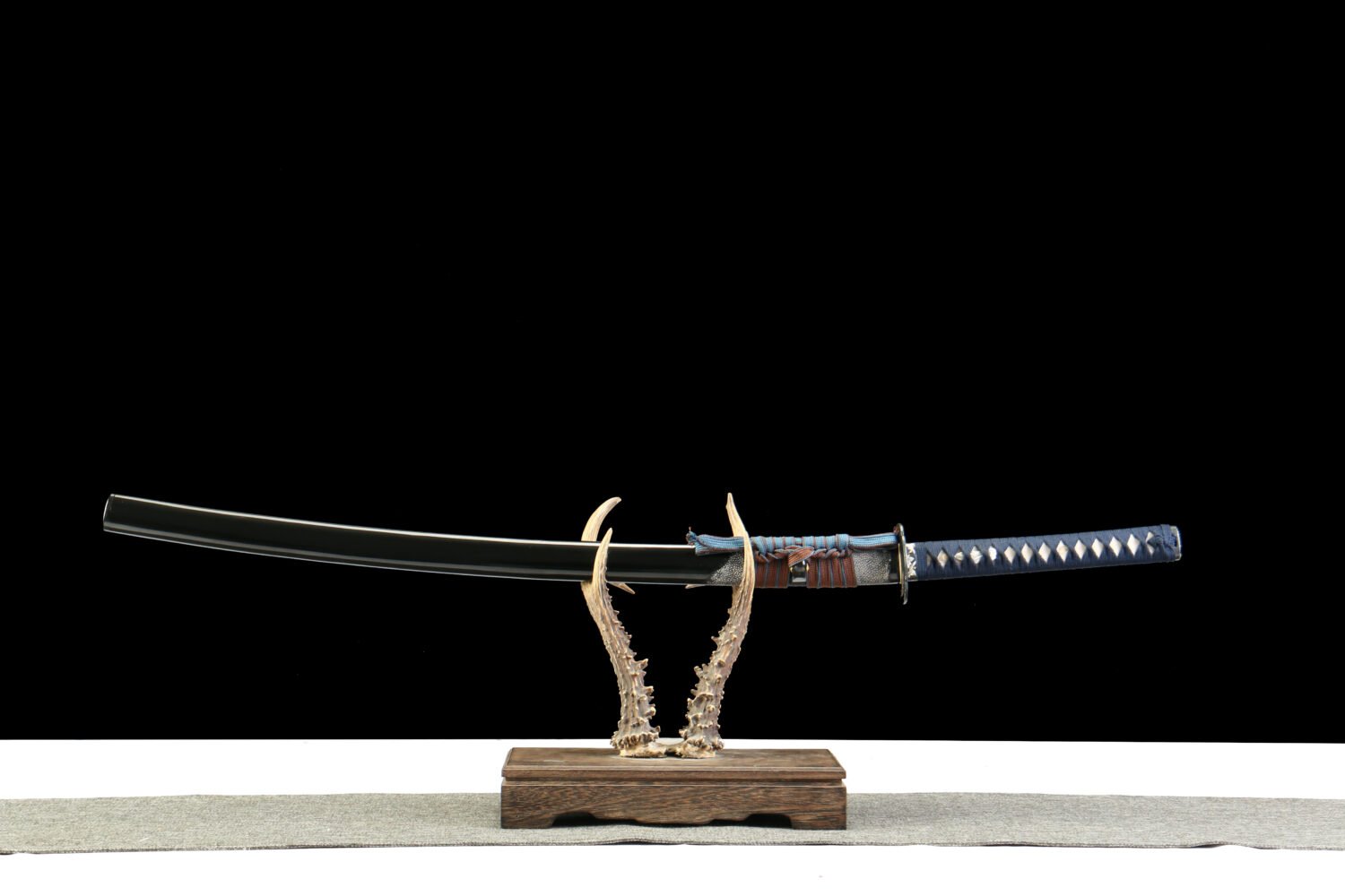 1060 steel - pure handmade Japanese samurai sword - half covered fish skin sheath - copper gilded silver - crane shadow