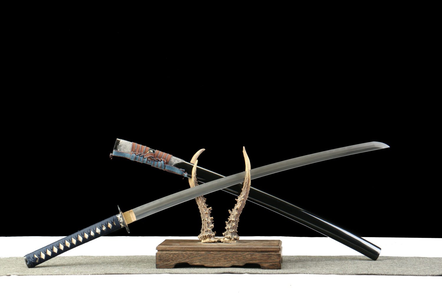 1060 steel - pure handmade Japanese samurai sword - half covered fish skin sheath - copper gilded silver - crane shadow