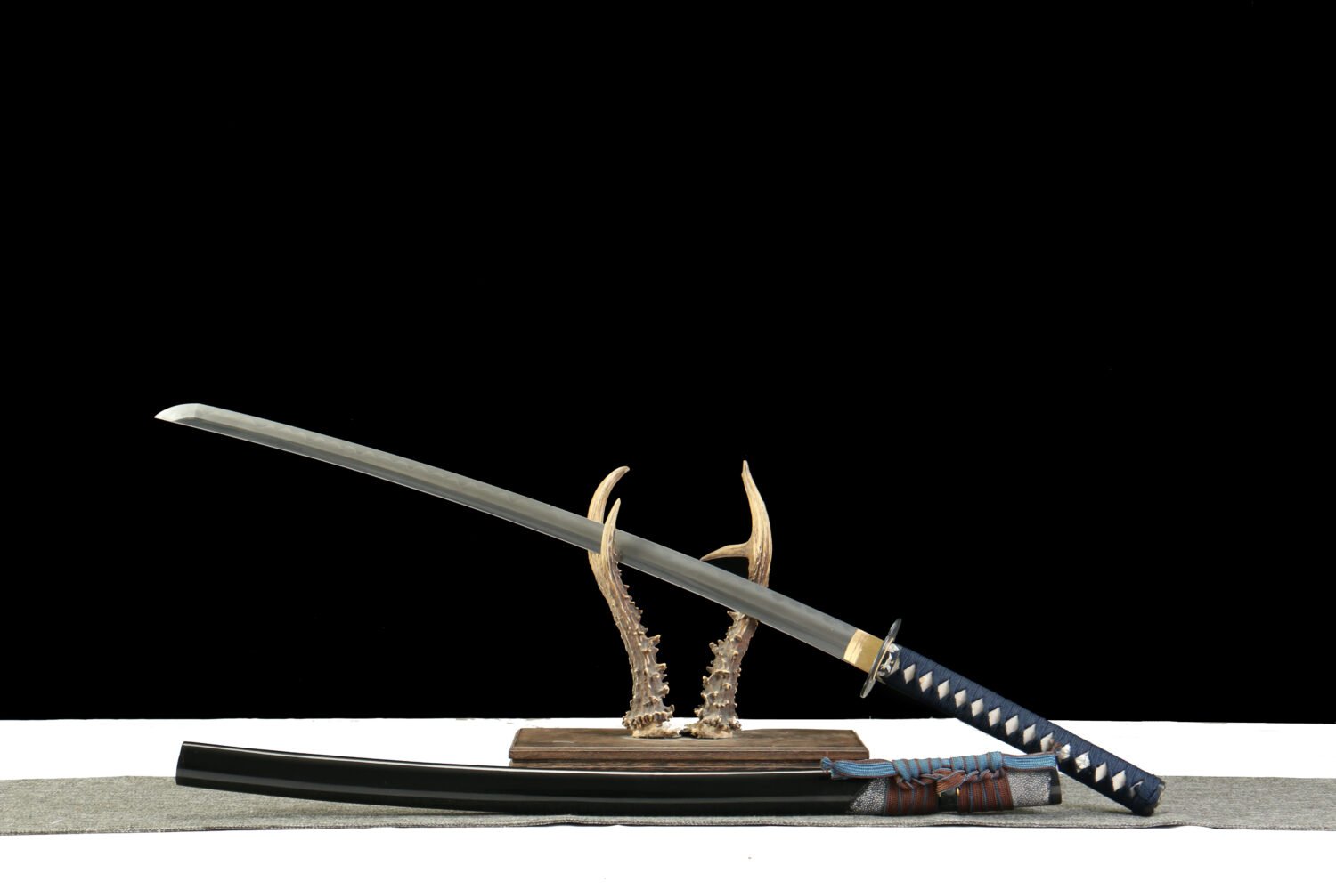 1060 steel - pure handmade Japanese samurai sword - half covered fish skin sheath - copper gilded silver - crane shadow
