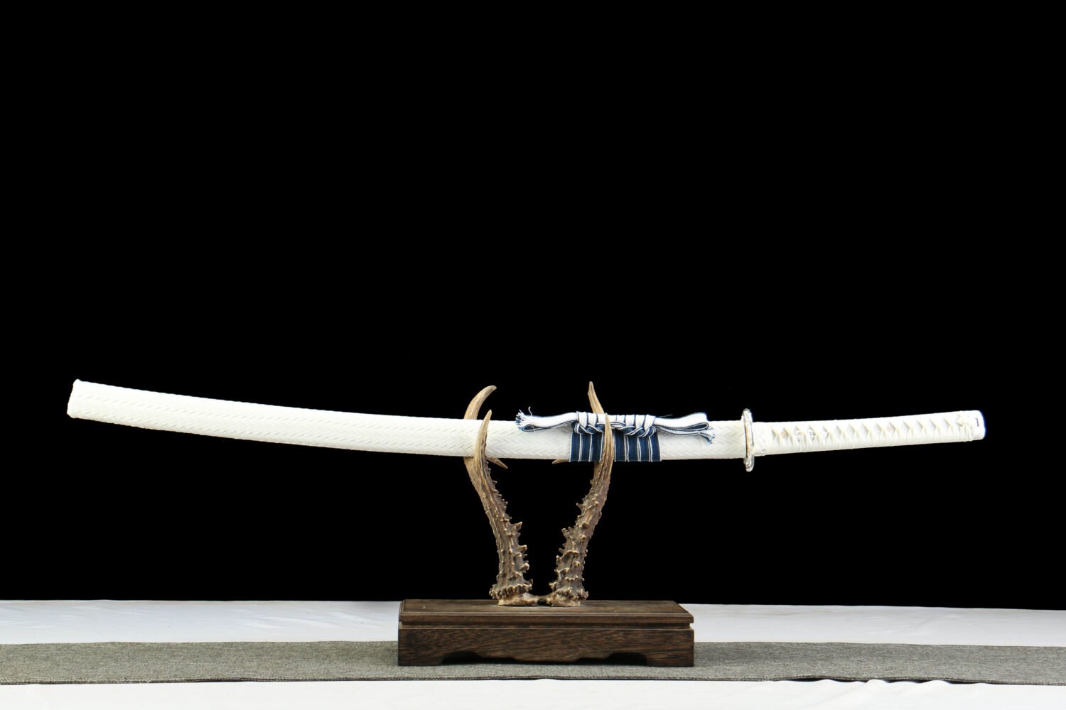 IMG_6878 1065 steel - pure handmade Japanese katana - green leather sheath - zinc alloy fittings - silver frost blade