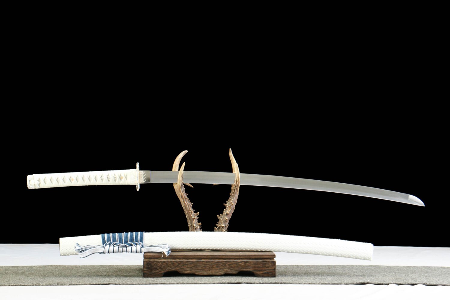 IMG_6894 1065 steel - pure handmade Japanese katana - green leather sheath - zinc alloy fittings - silver frost blade