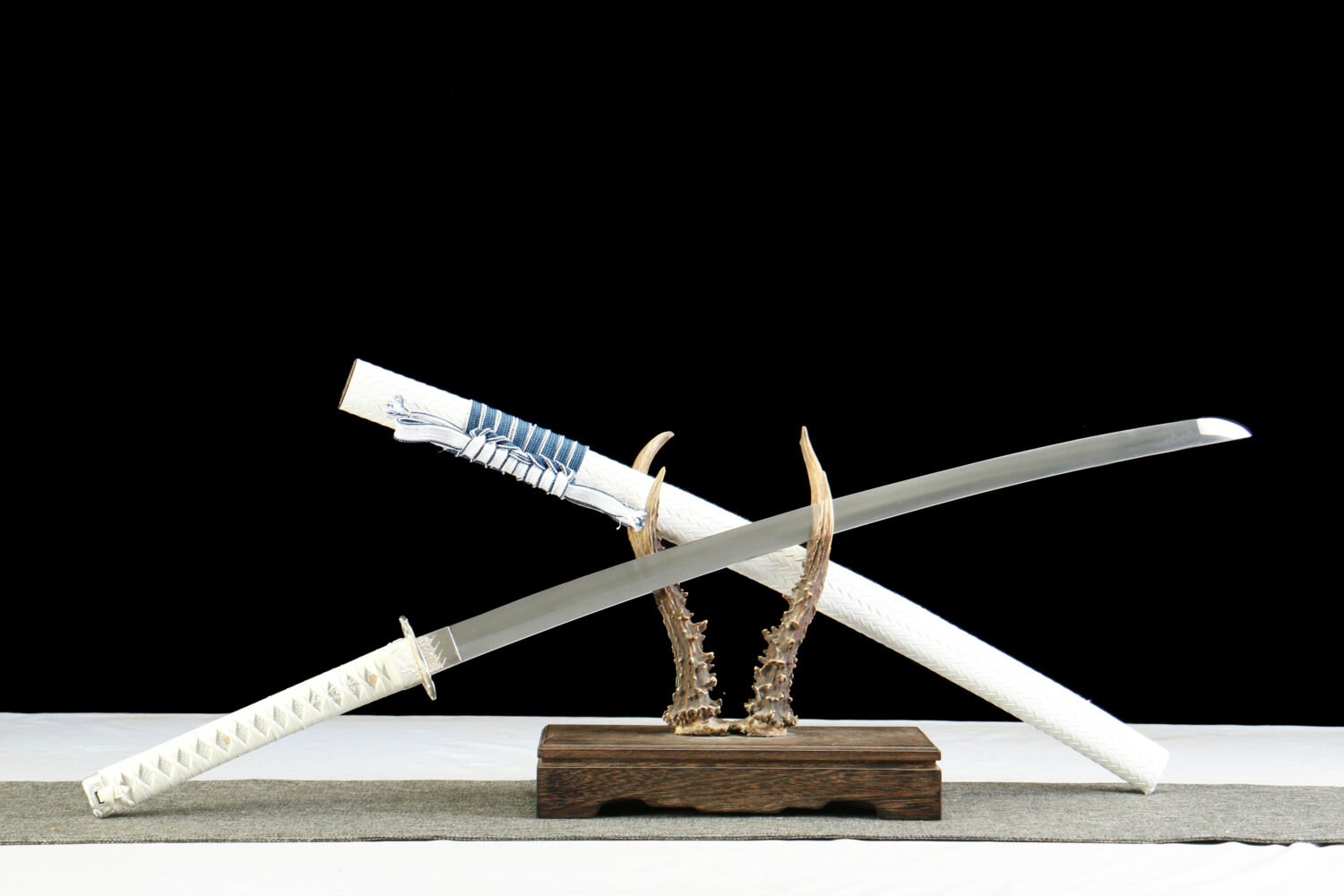 IMG_6897 1065 steel - pure handmade Japanese katana - green leather sheath - zinc alloy fittings - silver frost blade