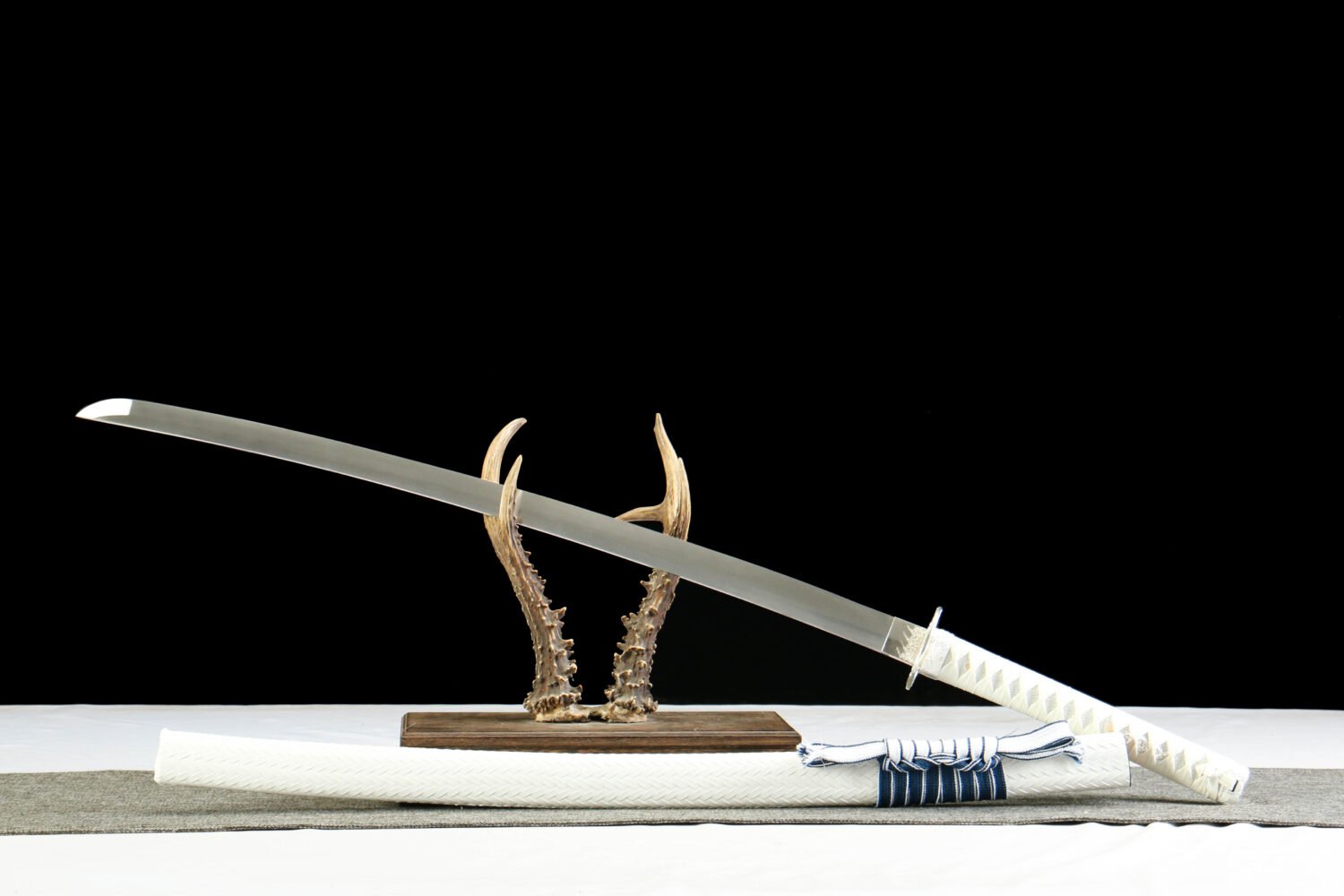 IMG_6900 1065 steel - pure handmade Japanese katana - green leather sheath - zinc alloy fittings - silver frost blade