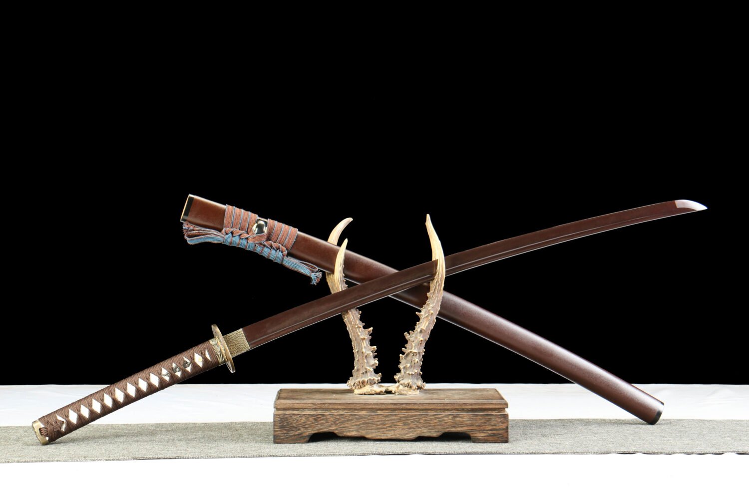 IMG_6968 1065 steel - pure hand-forged samurai sword - green leather sheath - zinc alloy fittings - baked red - static blade